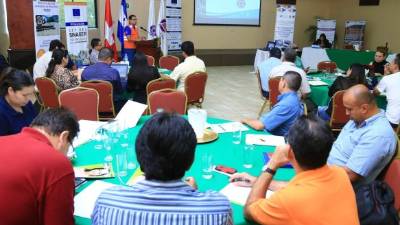 Empresarios presentes en el diálogo.