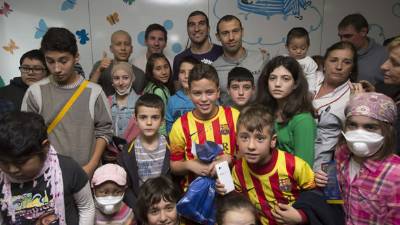 Messi, Mascherano y Pinto visitaron el Hospital de Sant Pau de Barcelona. Fotografía de EFE.
