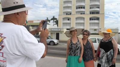 Los turistas quieren tener su postal de recuerdo del lugar donde fue capturado El Chapo Guzman.