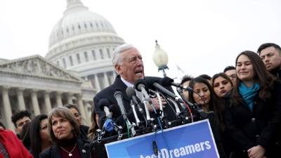 El congresista demócrata Whip Steny Hoyer durante un discurso para defender el fallo que revierte la eliminación del DACA. //AFP.