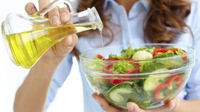 El aceite de oliva se puede incluir en las ensaldas.