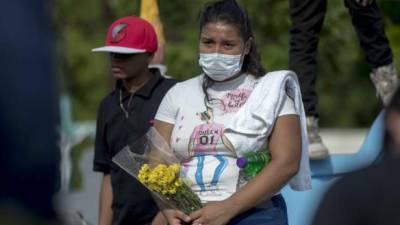 Una joven usa mascarilla como medida de prevención ante el coronavirus en Managua.
