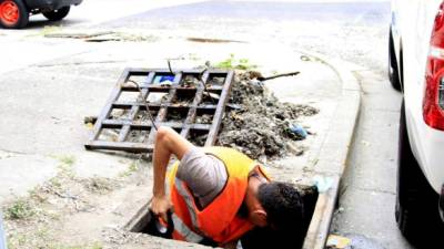 Exorbitantes cantidades de basura y sedimento sacaron las cuadrillas de las alcantarillas de la 6 calle, 9 avenida, de Guamilito.