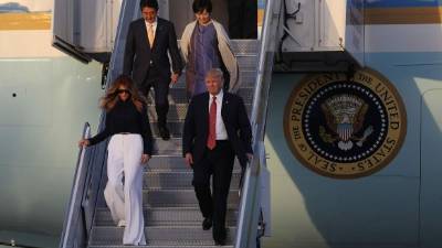 Donald Trump continúa dando de que hablar por sus supuestos desplantes hacia la primera dama estadounidense, Melania Trump. Medios estadounidenses han resaltado esta imagen en la que el mandatario no ayuda a la exmodelo a bajar las escaleras del Air Force One, como lo hizo el primer ministro japonés, Shinzo Abe, con su esposa.