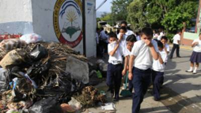Los escolares de la colonia Gracais a Dios ya no soportan el mal olor por la basura.