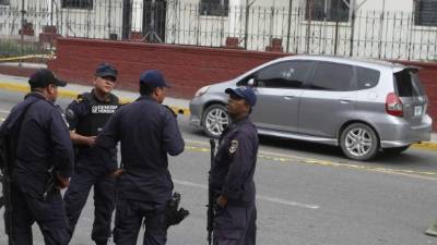 El hecho se suscitó cuando ella esperaba que el semáforo de la 8 avenida y la primera calle diera la luz verde.