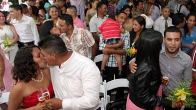 Fotografía de parejas casadas por la alcadía de Tegucigalpa en 2014.