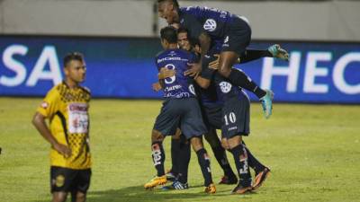Jugadores del Motagua celebran el gol del empate marcado por Juan Pablo Montes.