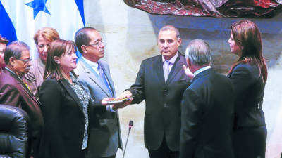 Rigoberto Cuéllar presta el juramento de ley como nuevo Fiscal General Adjunto.