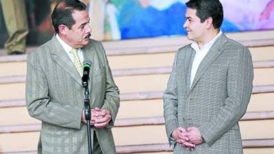 Fernando Peña, presidente ejecutivo de Banrural, y el presidente Juan O. Hernández en una comparescencia en las gradas de Casa de Gobierno.