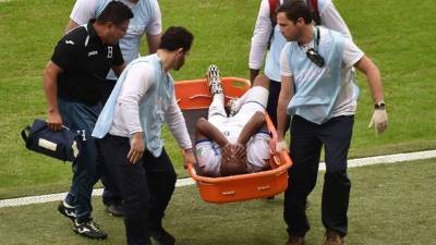 Bernárdez cuando salía en camilla en hacia los camerinos.