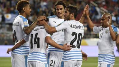 Los uruguayos celebrando uno de los goles del partido. Foto AFP