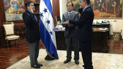 Moisés Alvarado fue juramentado anoche en Casa Presidencial.
