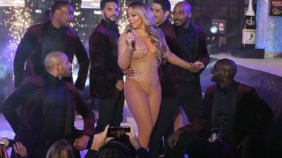 La presentación ha sido objeto de burlas en las redes sociales, incluso ciertos internautas consideraron que el '2016 hizo su última víctima: la carrera de Mariah Carey'.