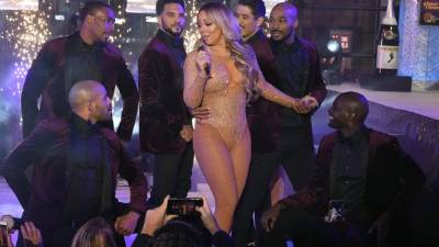 La presentación ha sido objeto de burlas en las redes sociales, incluso ciertos internautas consideraron que el '2016 hizo su última víctima: la carrera de Mariah Carey'.