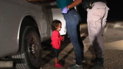 Un niño hondureño de dos años llora mientras su madre es capturada en la frontera. Madre e hijo cruzaron el río Bravo desde México y fueron detenidos por agentes de la Patrulla Fronteriza de Estados Unidos antes de ser enviados a un centro de procesamiento para una posible separación.