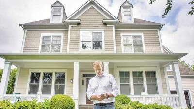 Alex Hawkinson controla luces, termostatos y dispositivos de su casa por Internet.