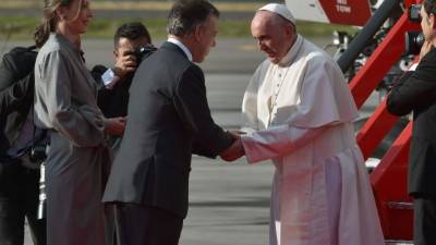 El presidente de Colombia, Juan Manuel Santos, recibió hoy con alfombra roja en el aeropuerto militar de Catam, en Bogotá, al papa Francisco en el inicio de su visita pastoral de cinco días al país.