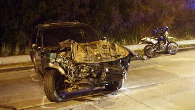 La camioneta quedó semidestruida y el microbús casi se va al vacío tras el choque.