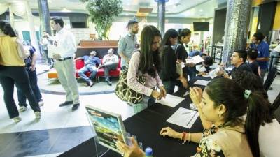 Muchos jóvenes solictaron las plazas. Foto: Wendell Escoto.