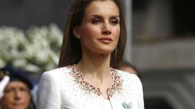 La nueva reina consorte, Letizia de España, se decanta por la sencillez. Su modista de cabecera Felipe Varela la viste de discreción.