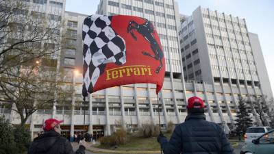 Los seguidores de Schumacher continúan llevando mensajes de apoyo en las afueras del hospital.