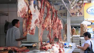 Vendedores de carnes en el mercado El Dandy no descartan un aumento de precios. Foto: Cristina Santos.