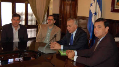 Los empresarios hondureños junto con el presidente del Congreso, Mauricio Oliva.