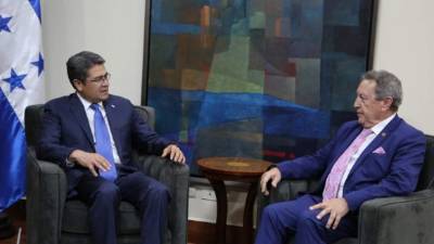 Vinicio Cerezo, secretario del Sica, fue recibido por el presidente de Honduras, Juan Orlando Hernández.