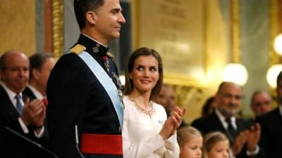 Los Reyes, Don Felipe y Doña Letizia, junto al presidente del Congreso de los Diputados, Jesús Posada, durante el acto de proclamación ante las Cortes Generales del Rey Felipe VI, en presencia de cerca de mil invitados entre miembros de la Familia Real, parlamentarios, ministros, presidentes autonómicos y expresidentes del Gobierno. EFE