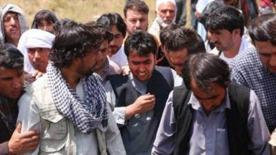 Ciudadanos afganos asisten al funeral de una víctima del atentado suicida que tenía como objetivo el convoy del vicepresidente afgano. EFE