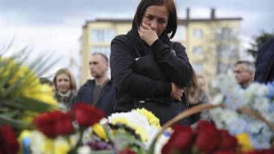 Parientes de un fallecido en el funeral celebrado en Lviv, Ucrania.