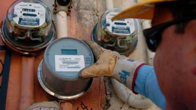 <b><span class=mln_uppercase_mln>Factura.</span></b> Un empleado de la Enee instala un medidor de energía en una zona comercial de SPS.