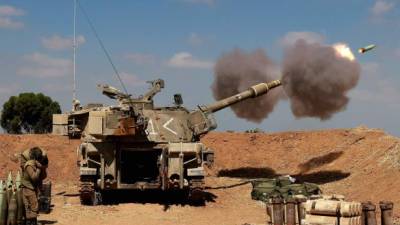 El Ejército israelí movió sus tropas a la frontera con Gaza preparando una operación terrestre dentro del enclave tras la fuerte escalada de violencia con la franja, mientras continúa el disparo masivo de cohetes de las milicias y las bombardeos israelíes de represalia.