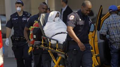 Los pasajeros del vuelo 203 de Emirates desde Dubai que aterrizó ayer en el Aeropuerto Internacional JFK de Nueva York permanecen en cuarentena./EFE.