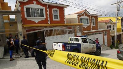 La Policía llegó al lugar para hacer las pesquizas. Se interrogó al menor que disparó y se retuvo para su análisis el arma que provocó la tragedia.