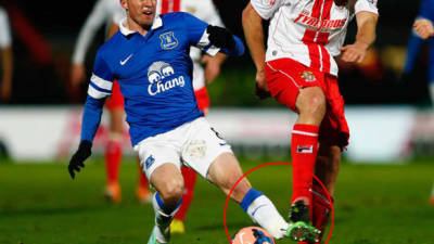 Bryan Oviedo se lesionó jugando contra el Stevenage por la Copa de Inglaterra.
