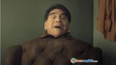 En el video, Maradona es convertido en un mueble y emite un discurso en el que expresa la superioridad argentina a unos aficionados brasileños. Foto Bomnegócio.com
