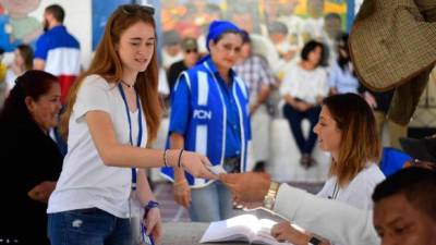 Los salvadoreños celebran una fiesta electoral este domingo para elegir un nuevo presidente, con el exalcalde capitalino Nayib Bukele como favorito, ante el desgaste de los partidos tradicionales, en medio de la persistente violencia de las pandillas y el alto costo de vida.