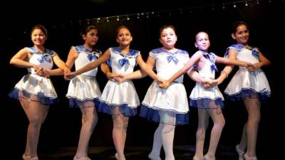 Las alumnas de ballet de primaria destacaron durante su participación.