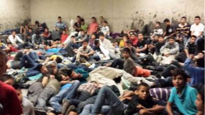 Las pocas imágenes que se han podido captar del interior de alguno de los centros muestran en efecto a cientos de niños durmiendo en el suelo y tapados con mantas isotérmicas.