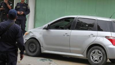 En la parte delantera del vehículo Toyota Matrix estaban los cuerpos de los dos hermanos. El carro quedó frente a una clínica.