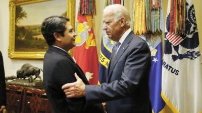 El presidente Hernández al momento de ser recibido por el vicepresidente Joe Biden.