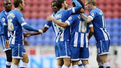 Roger Espinoza fue felicitado por todos sus compañeros. Fotografía tomada de dailymail.co.uk.