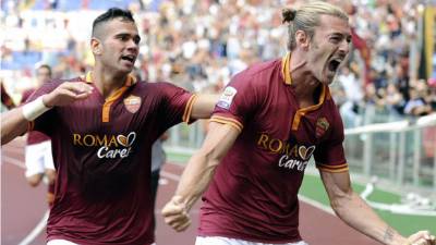 Federico Balzaretti (derecha) grita con mucha euforia su gol en el derbi romano.