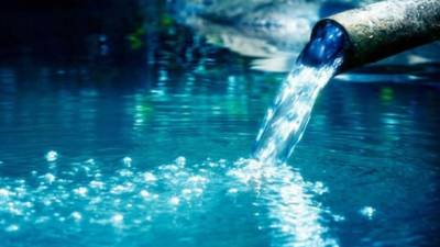 En momentos en que las mi­neras exploran áreas remotas en busca de minerales cada vez más escasos, están invirtiendo miles de millones de dólares para tener acceso a agua