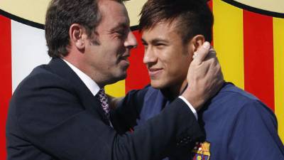 Sandro Rosell es acusado de hacer simulación de contratos en el fichaje de Neymar.