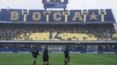 El árbitro inspeccionó la cancha de La Bombonera y al final determinó la cancelación del partido. FOTO AFP.