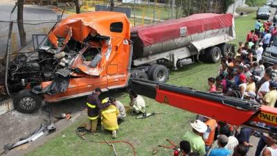 El cadáver del conductor de la rastra quedó entre el amasijo de hierro. Los bomberos utilizaron tijeras para cortar el metal y sacarlo.