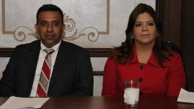 El abogado Eduardo Montes junto a Lena Gutiérrez en una de las audiencias por el caso Astropharma.